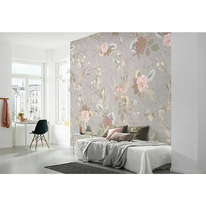 Komar Fototapete Endless Spring - B x H: 350 x 250 cm, Vlies - Ein Schlafzimmer mit einer floralen Tapete, einem Bett mit Kissen und einem Schreibtisch mit einem Stuhl, der eine ruhige und entspannende Atmosphäre schafft.