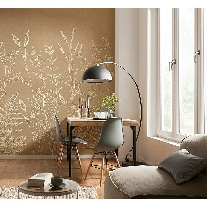 Komar Fototapete Herbs Garden - B x H: 200 x 250 cm, Vlies - Braune Tapete mit weißen handgezeichneten botanischen Mustern schmückt eine moderne Esszimmerwand.