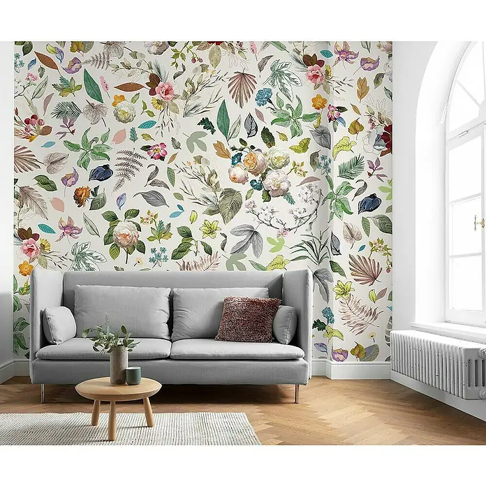 Komar Fototapete Les quatre Saisons - B x H: 350 x 250 cm, Vlies - Ein gemütliches Wohnzimmer mit einer stilvollen Couch vor einer floralen Tapete und einem hellen Fenster.
