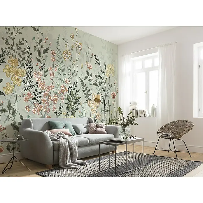 Komar Fototapete Hay MeadowB x H: 400 x 250 cm, Vlies - Ein Wohnzimmer mit einer Couch, einem Teppich, einem Tisch, einem Sessel und einem Wandbild mit floralem Design.