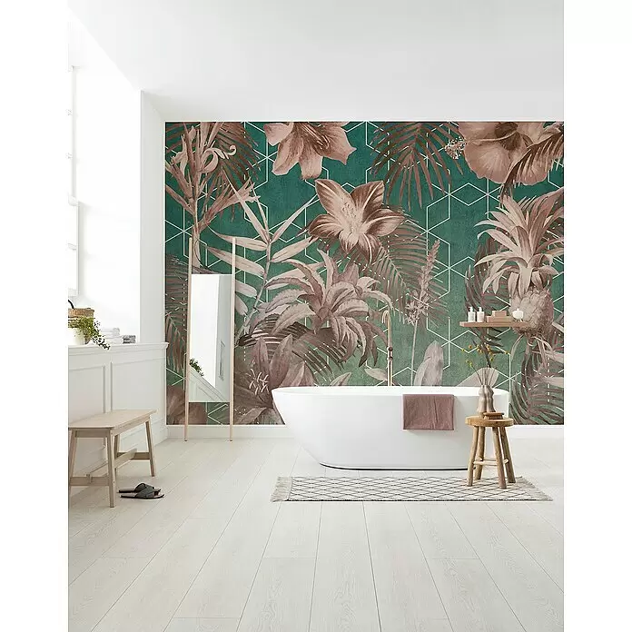 Komar Fototapete Toujours - B x H: 400 x 250 cm, Vlies - Tropische Regenwaldtapete mit braunen Blättern und Blüten auf einem dunkelgrünen geometrischen Hintergrund in einem modernen Badezimmer.