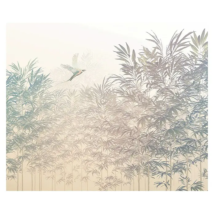 Komar Fototapete Bamboo Paradise - B x H: 300 x 250 cm, Vlies - Abbildung einer Wandtapete mit dichtem Bambuswald und einem fliegenden Vogel, die eine ruhige und natürliche Atmosphäre schafft.