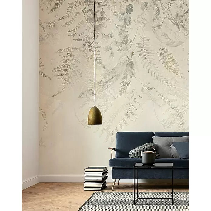 Komar Fototapete Herbarium - B x H: 200 x 250 cm, Vlies - Botanische Wandtapete mit gedämpften grünen und grauen Farnblättern auf hellem Hintergrund, die eine Wohnzimmerwand hinter einem Sofa schmückt.