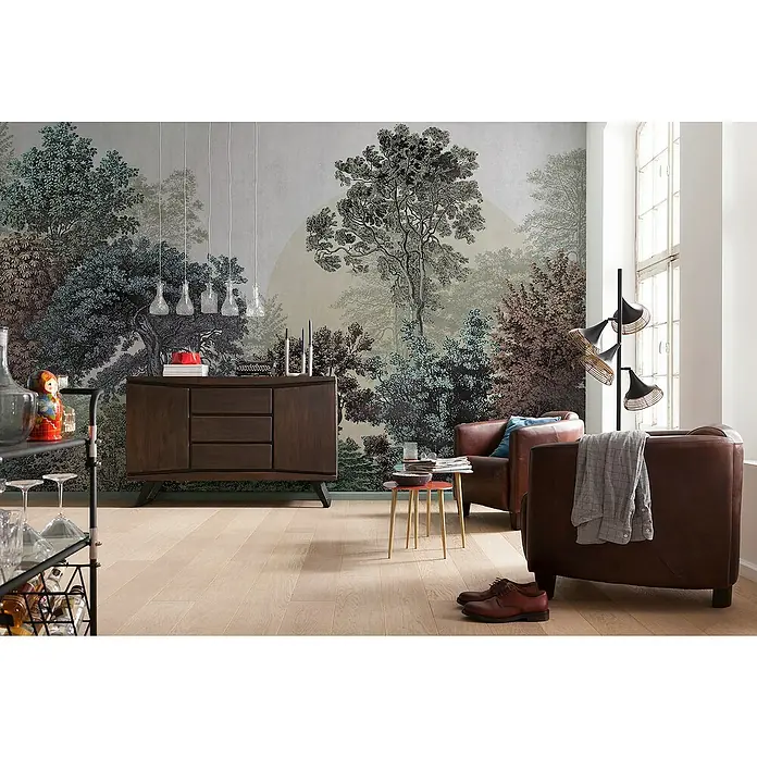 Komar Fototapete Bois Brumeux - B x H: 400 x 250 cm, Vlies - Elegantes Interieur mit einem dunklen Holzbuffet, bequemen Ledersesseln und einer stimmungsvollen Waldtapete für eine einladende Atmosphäre.