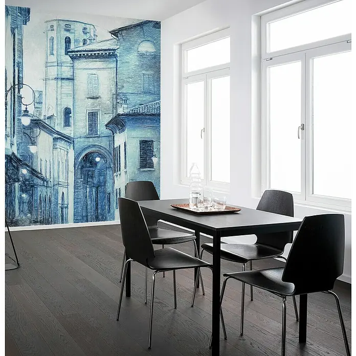 Komar Fototapete Emilia - B x H: 200 x 250 cm, Vlies - Elegantes Esszimmer-Set mit schwarzem Tisch und vier Stühlen, das moderne Design und Funktionalität vereint. Perfekt für stilvolle Dinnerabende.
