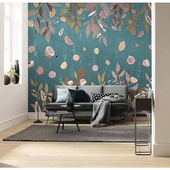 Komar Fototapete Rêve de Fruits - B x H: 350 x 250 cm, Vlies - Ein dunkelgrauer geflochtener Teppich liegt auf hellem Holzboden in einem Wohnzimmer unter einem Sofa und Beistelltisch.