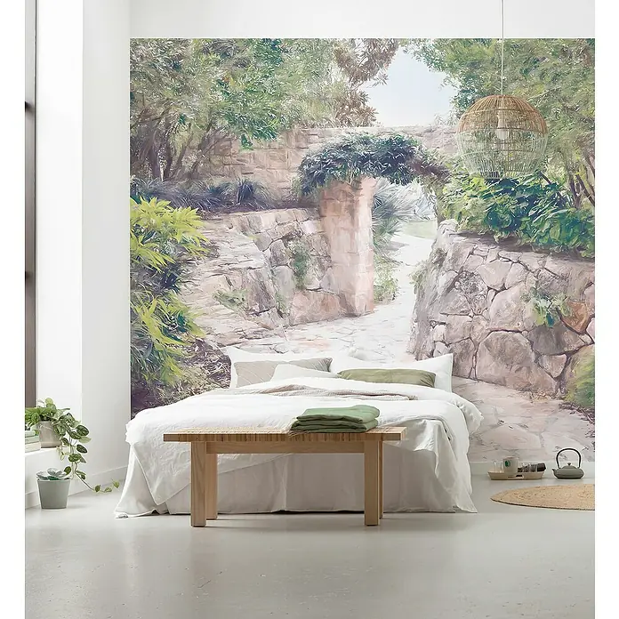 Komar Fototapete Passage - B x H: 350 x 250 cm, Vlies - Schlafzimmer mit einer Wandtapete mit einem Gartenmotiv, das eine ruhige und entspannende Atmosphäre schafft.\n
