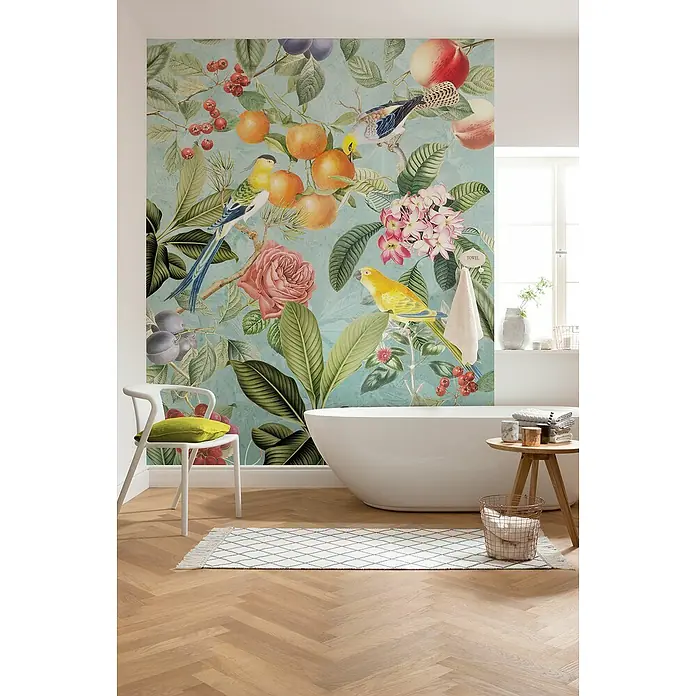 Komar Fototapete Birds and BerriesB x H: 200 x 250 cm, Vlies - Bad mit auffälliger gemusterter Tapete mit Obst und Vögeln, die eine entspannende und künstlerische Atmosphäre schafft.