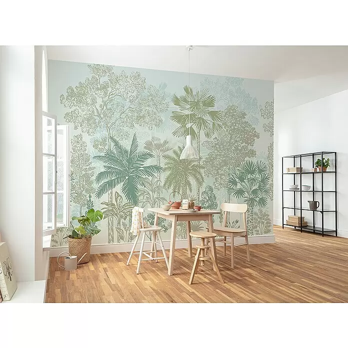 Komar Fototapete Milla de Palma - B x H: 350 x 250 cm, Vlies - Hellgrüne und blaue Dschungel-Tapete an einer Esszimmerwand, die ein lebendiges Naturambiente schafft.