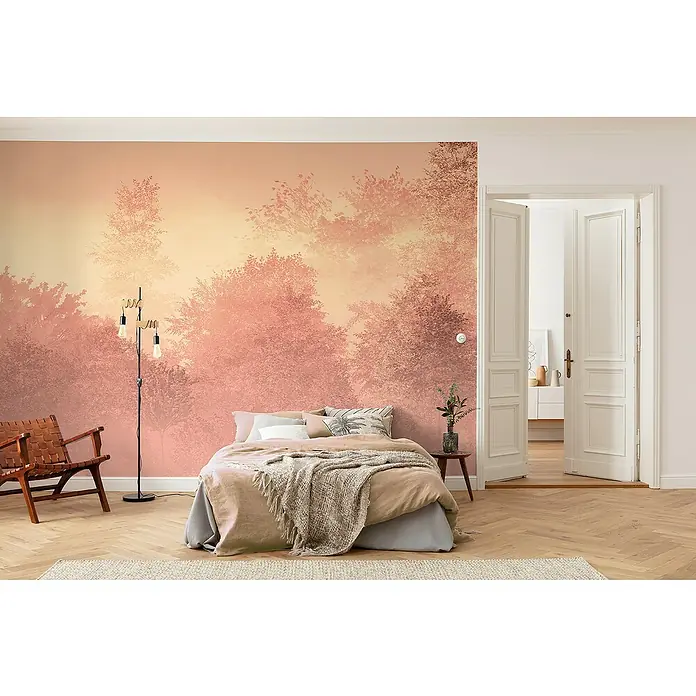Komar Fototapete Heartwood - B x H: 400 x 250 cm, Vlies - Schlafzimmer mit einer Fototapete, die einen rosa Wald imitiert, einem Holzbett und einem passenden Sessel.