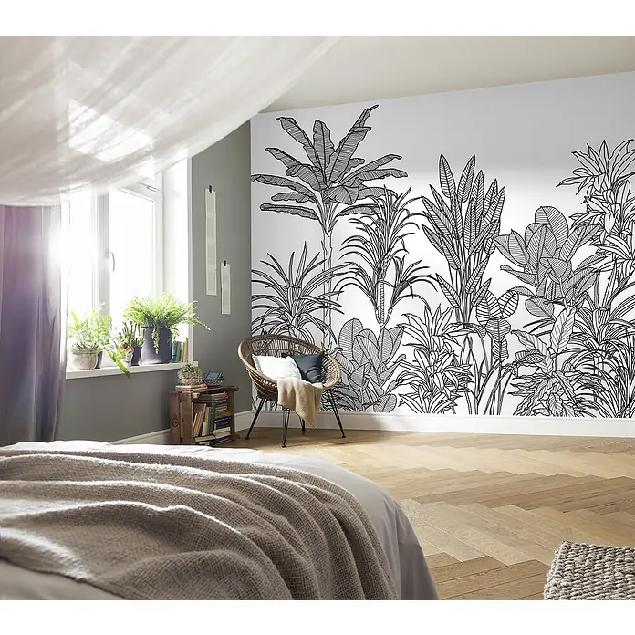 Komar Fototapete Savanna - B x H: 350 x 250 cm, Vlies - Dieses Schlafzimmer zeigt eine übergroße Dschungeltapete mit einem übergroßen Palmendesign, ergänzt durch einen eleganten Korbsessel.