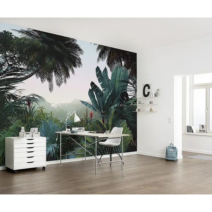 Komar Fototapete Jungle MorningB x H: 400 x 250 cm, Vlies - Arbeitszimmer mit tropischer Dschungeltapete. Der Raum ist hell und modern mit weißen Möbeln und einem Holzboden.