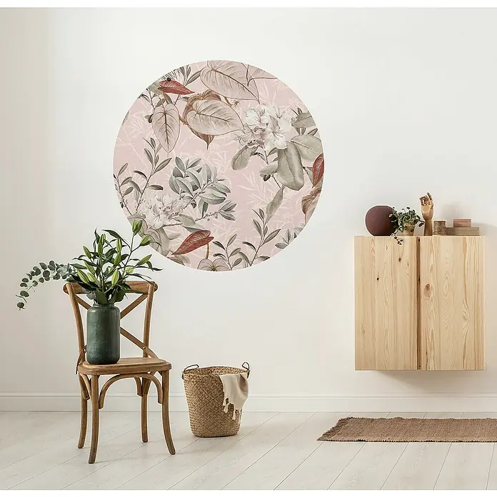 Komar Dots Fototapete rund Adorn - 128 cm, Selbstklebend - Ein stilvoller Raum mit einem floralen Wandaufkleber, einem Holzschrank und einem Stuhl mit einer Vase, der eine elegante und natürliche Atmosphäre schafft.