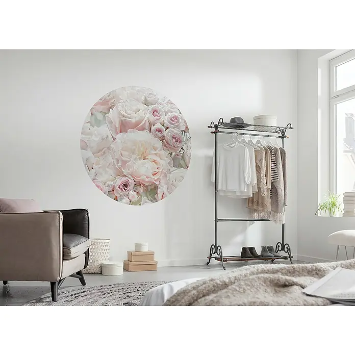 Komar Dots Fototapete rund Pink and Cream Roses - 128 cm, Selbstklebend - Eine Zimmeraufnahme mit einer Garderobenstange, bekleidet mit Kleidung und mit Schuhen darauf, neben einem Sessel und einer Blumendekoration.