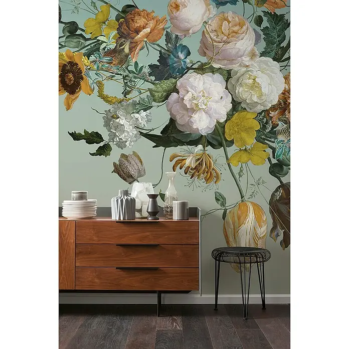Komar Fototapete CultiveB x H: 200 x 250 cm, Vlies - Stilvolles Interieur mit einer braunen Kommode, verziert mit Vasen und Geschirr, vor einer floralen Tapete. Ein schwarzer Hocker rundet das Arrangement ab.