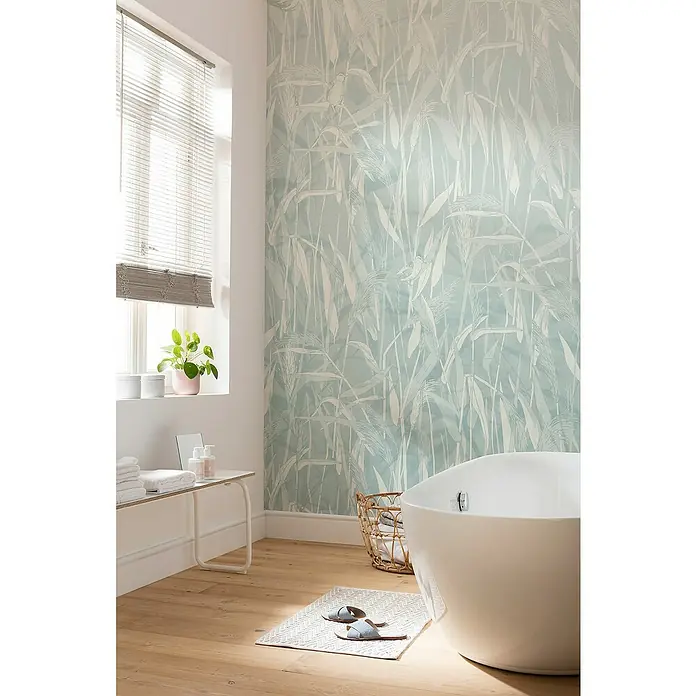Komar Fototapete Reed - B x H: 300 x 250 cm, Vlies - Badezimmer mit einer stilvollen Badewanne und einer Wand mit einem zarten Blattmuster, die eine entspannende Atmosphäre schafft.
