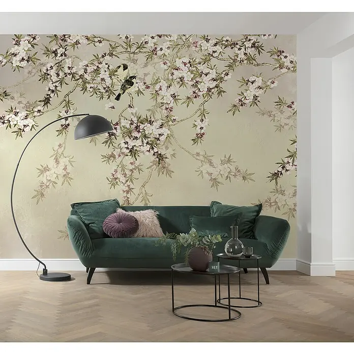 Komar Fototapete Love Birds - B x H: 200 x 250 cm, Vlies - Elegante grüne Samtcouch mit Zierkissen und einem floralen Wandbild. Der Raum wird durch eine Bogenlampe und zwei Tische akzentuiert.