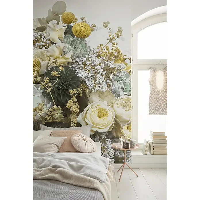Komar Fototapete Gentle Bloom - B x H: 200 x 250 cm, Vlies - Ein Schlafzimmer mit einem floralen Wandbild, einem Bett mit Kissen und einer Nachttischlampe, die eine warme und einladende Atmosphäre schafft.