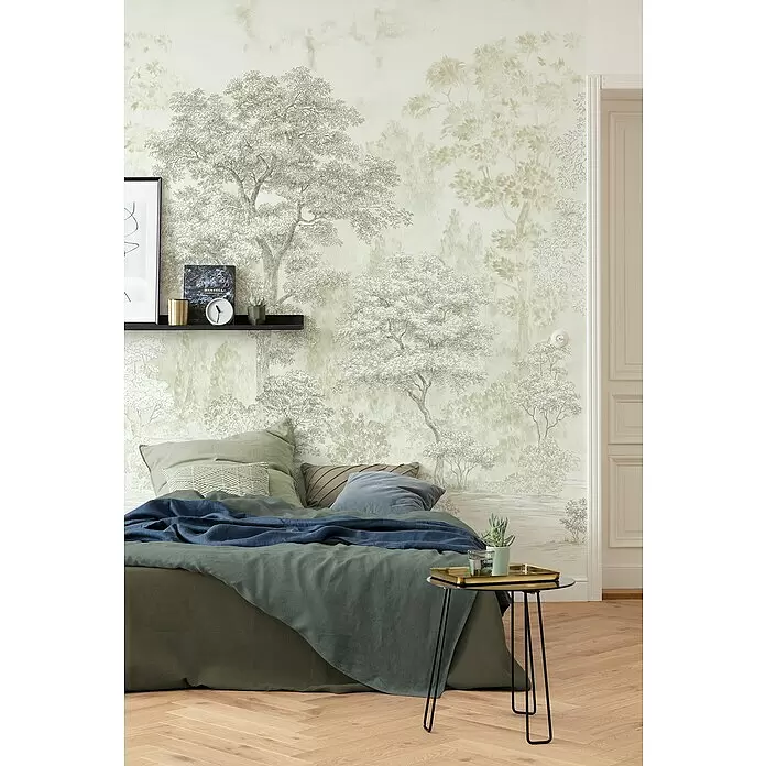 Komar Fototapete Noble Trees - B x H: 200 x 250 cm, Vlies - Ein gemütliches Bett mit olivgrünem Bettbezug, blauem Überwurf und mehreren Kissen, das eine einladende Schlafzimmerszene schafft.