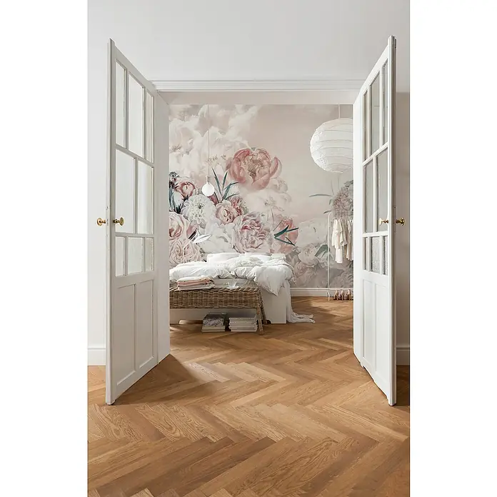 Komar Fototapete Blossom Clouds - B x H: 200 x 250 cm, Vlies - Schlafzimmer mit einem grossen Bett und floraler Tapete, Holzboden und weißen Flügeltüren.