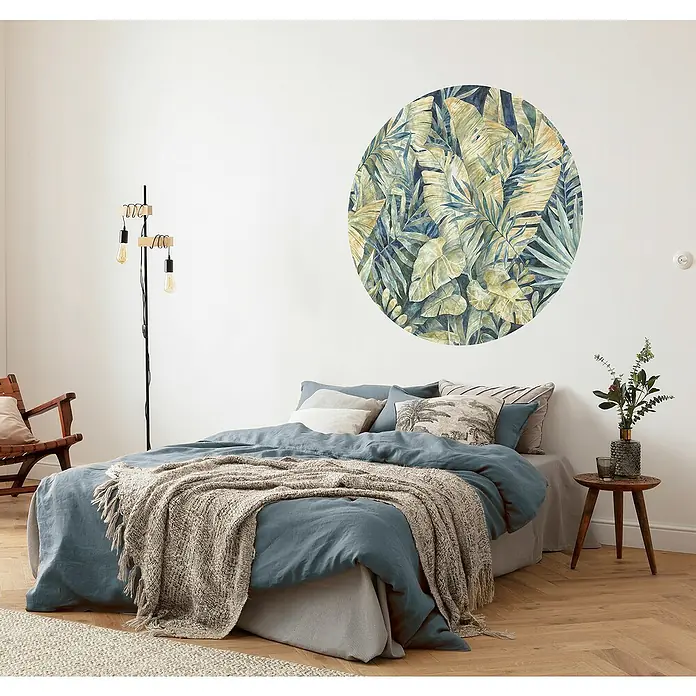 Komar Dots Fototapete rund Feuilles Tropicales - 128 cm, Selbstklebend - Schlafzimmer mit einem runden Wandbild mit tropischen Blättern über dem Bett. Das Bild ist ein echter Hingucker.