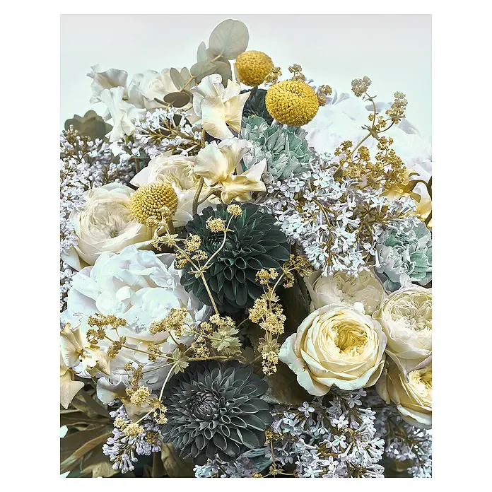 Komar Fototapete Gentle Bloom - B x H: 200 x 250 cm, Vlies - Elegantes Blumenarrangement in neutralen Tönen, mit Rosen, Dahlien und zarten Akzenten, ideal für besondere Anlässe.