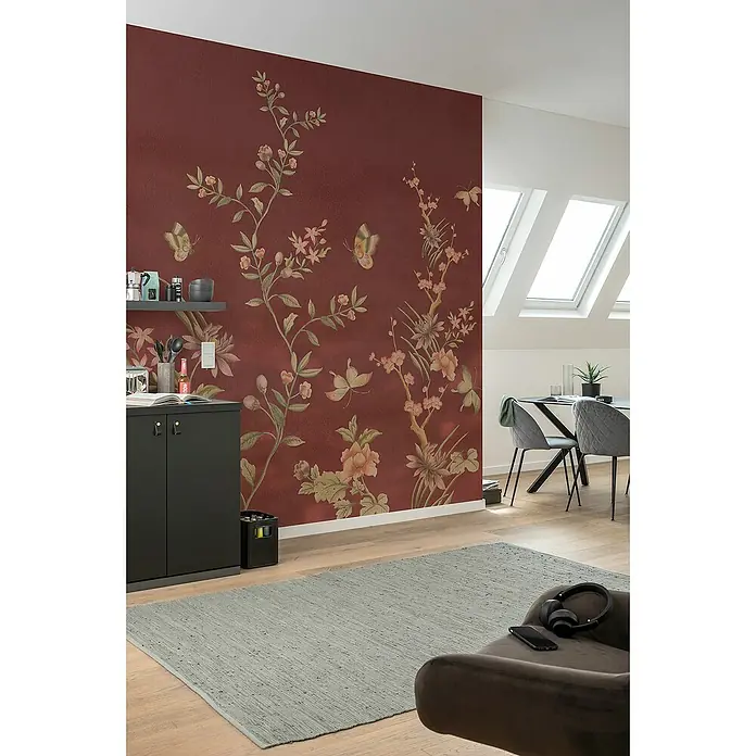 Komar Fototapete Chinoiserie - B x H: 200 x 250 cm, Vlies - Wohnraum mit einem roten Wandbild mit Blumenmotiven, das eine elegante und künstlerische Atmosphäre schafft.