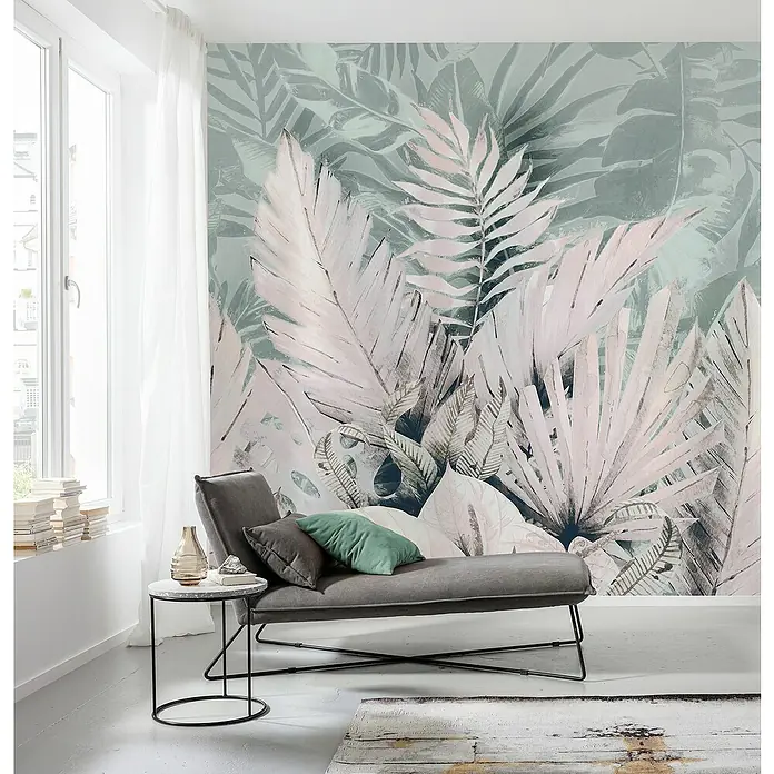 Komar Fototapete Palmiers Tropicaux - B x H: 200 x 250 cm, Vlies - Elegante Wohnzimmergestaltung mit einer stilvollen Liege, einem Marmortisch und einer kunstvollen botanischen Wandtapete, die eine entspannende Atmosphäre schafft.