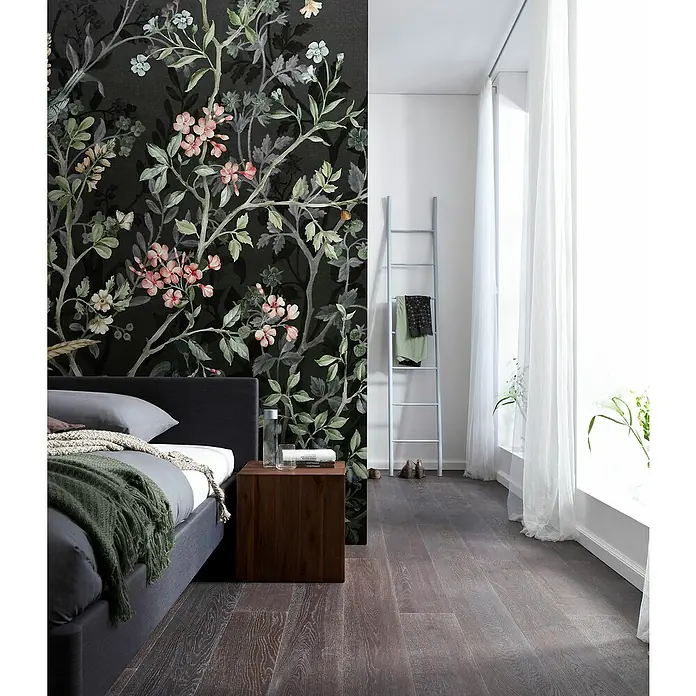 Komar Fototapete Nuit Royale - B x H: 200 x 250 cm, Vlies - Ein elegantes Schlafzimmer mit einem stilvollen Bett, einem dunklen Holztisch und einer dekorativen Leiter im Hintergrund.