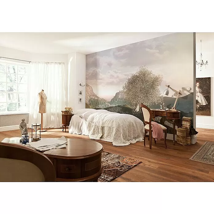Komar Fototapete Lieu Magique - B x H: 400 x 250 cm, Vlies - Ein Bett mit einer weißen, dekorativen Spitzenbettdecke in einem hellen Schlafzimmer.