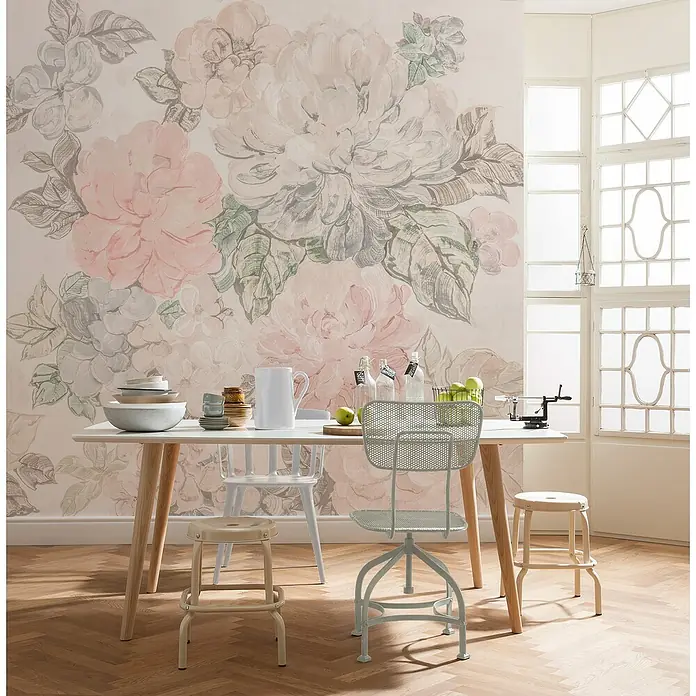Komar Fototapete Gardenia - B x H: 200 x 250 cm, Vlies - Ein heller Essbereich mit einem Tisch, Geschirr, Stühlen und einem Wandbild mit Blumenmuster, das eine einladende und stilvolle Atmosphäre schafft.