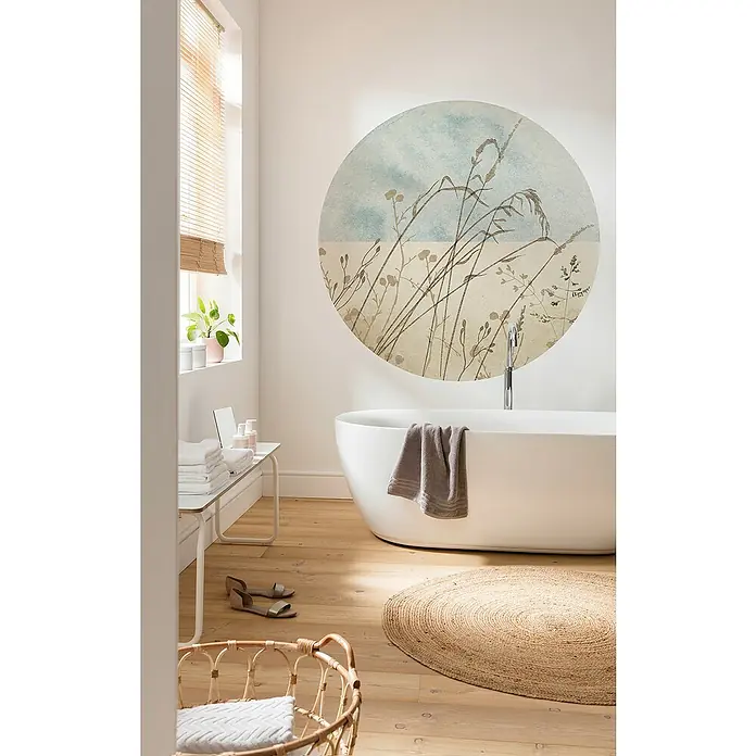 Komar Dots Fototapete rund Gazon - 128 cm, Selbstklebend - Badezimmer mit Badewanne, runder Wanddekoration mit Gräser-Motiv und Holzdetails für eine entspannende Atmosphäre.