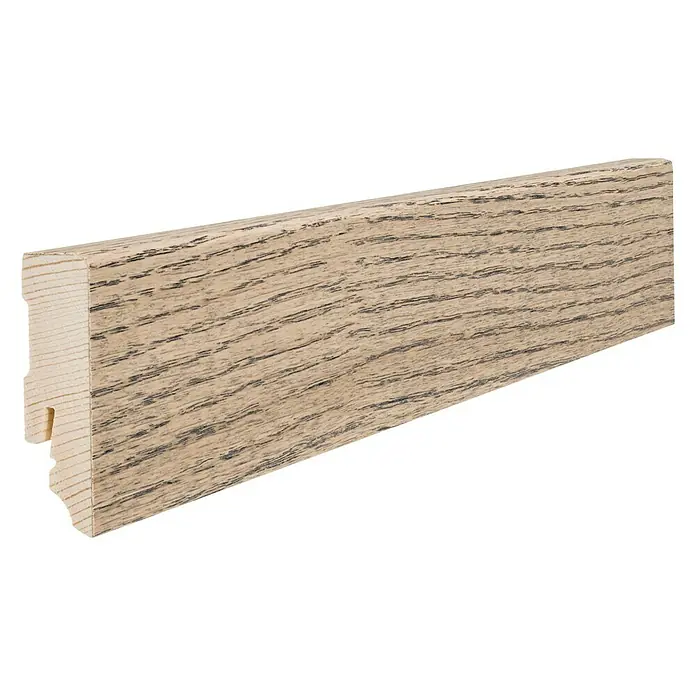 Haro Sockelleiste Eiche Tabakgrau - 220 cm x 16 mm x 58 mm, Fichte - Ein einzelnes Holzsockelleistenprofil mit einer hellen Holzmaserung auf schwarzem Hintergrund.