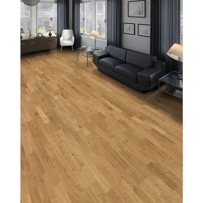 Living by Haro Parkett - Eiche Natur strukturiert geölt, Schiffsboden, 2.200 x 180 x 13,5 mm - Helle Holzböden im Wohnzimmer mit grauer Couch und Fenster mit Vorhängen sorgen für eine angenehme Atmosphäre.