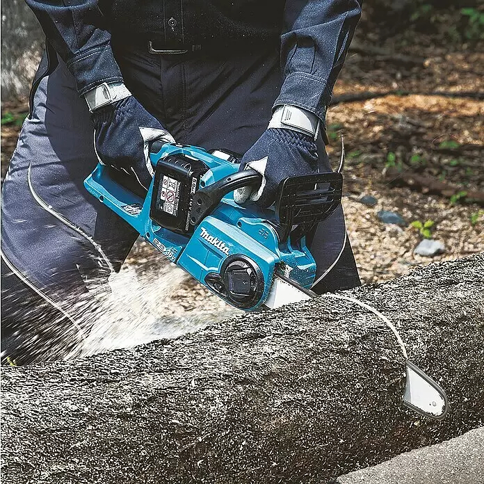 Makita LXT 18V Akku-Kettensäge DUC353Z - 36 V, Li-Ionen, Ohne Akku, Schwertlänge: 35 cm - Anwendungsbeispiel