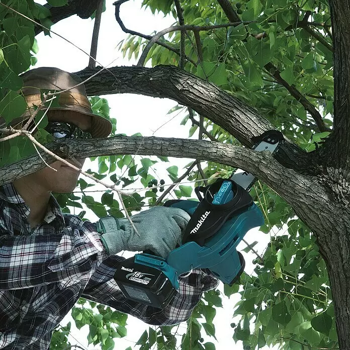 Makita LXT 18V Akku-Kettensäge DUC122Z - 18 V, Li-Ionen, Ohne Akku, Schwertlänge: 11,5 cm - Anwendungsbeispiel