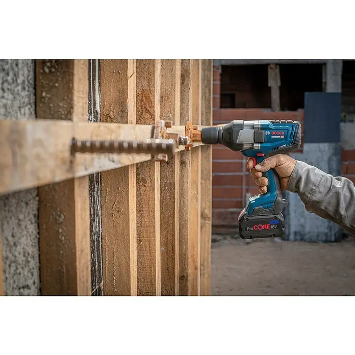 Bosch Professional AMPShare 18V Akku-Drehschlagschrauber GDS 18V-1050 HC - 18 V, Ohne Akku, 1.050 Nm, Ohne Bluetooth Low Energy Modul GCY 42 - Nahaufnahme eines Bosch Akku-Schlagschraubers beim Einsatz auf einer Baustelle, der robuste Leistung und Präzision vereint.