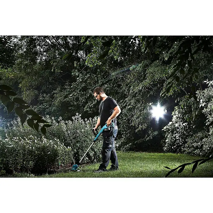 Makita LXT 18V Akku-Rasentrimmer DUR181Z - 18 V, Li-Ionen, Ohne Akku, Schnittbreite Faden: 260 mm - Ein Mann benutzt einen Rasentrimmer, um Gras zu schneiden. Der Rasentrimmer ist ein Gartengerät, das zum Schneiden von Gras verwendet wird.