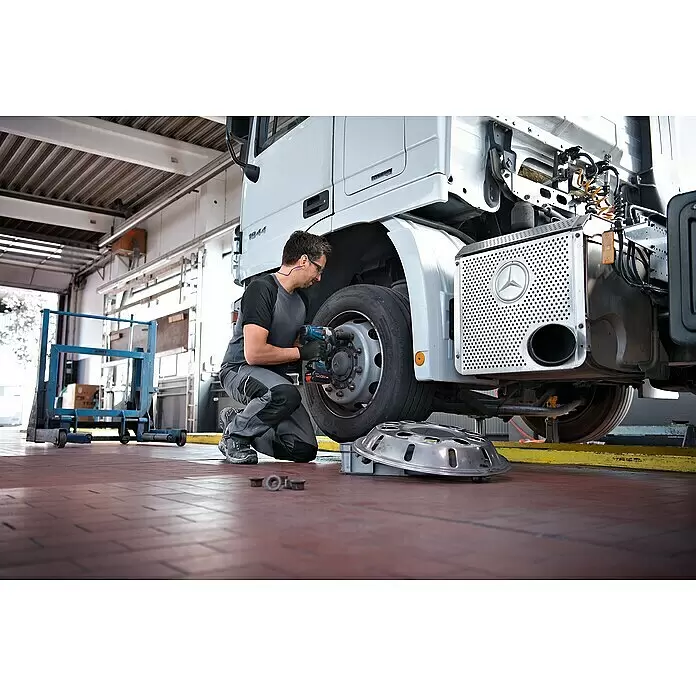 Bosch Professional AMPShare 18V Akku-Drehschlagschrauber GDS 18V-1000 C - 18 V, 2 Akkus, 8 Ah, 1.000 Nm, Inkl. Bluetooth Low Energy Modul GCY 42 - Anwendungsbeispiel
