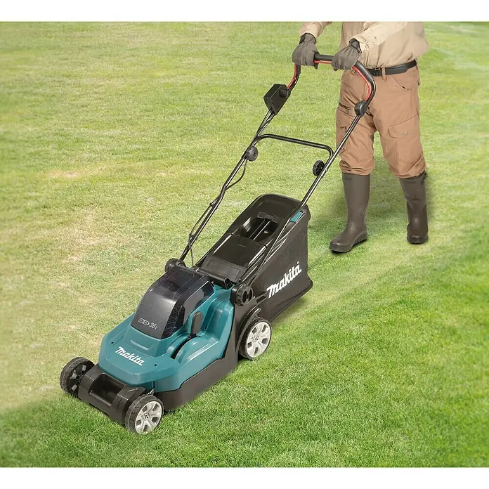 Makita LXT 18V Akku-Rasenmäher DLM382PM2 - 36 V, 2 Akkus, 4 Ah, Schnittbreite: 38 cm - Ein Mann schiebt einen Makita Akku-Rasenmäher über einen grünen Rasen. Der Rasenmäher ist in den Farben Schwarz und Türkis gehalten.