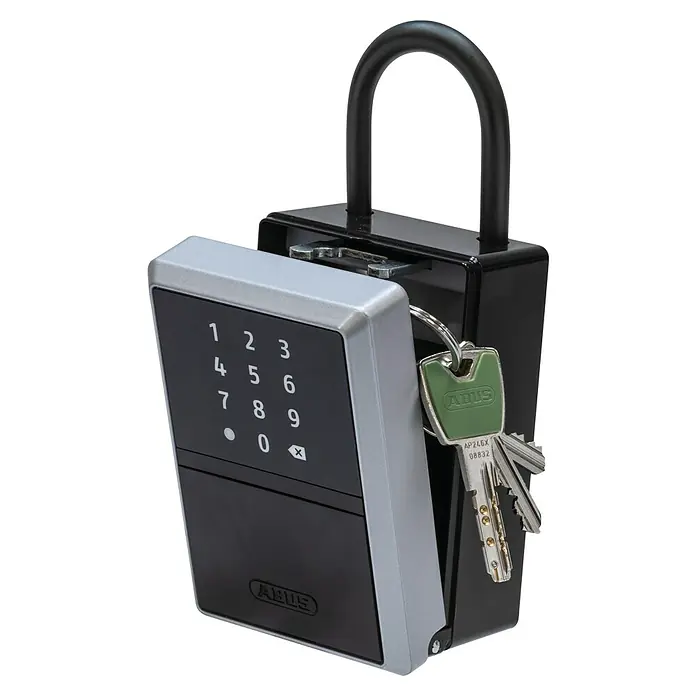 Abus Schlüsselbox Key Garage 797 Smart Bluetooth - Geeignet für: Bis zu 20 Schlüssel, L x B x H: 63 x 82,5 x 179 mm, Mit Bügel - Bild eines ABUS Schlüsselsafes mit Zahlencode und Bügel, der Schlüssel sicher aufbewahrt. Ideal für den Außenbereich und einfache Schlüsselübergabe.