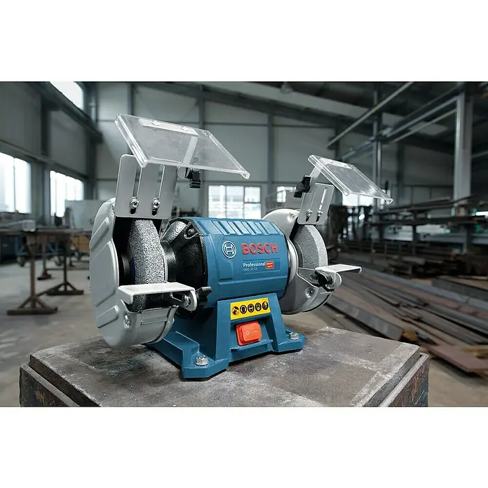Bosch Professional Elektro-Doppelschleifer GBG 35-15 - 350 W, 3.000 U/min - Das Bild zeigt eine Bosch Professional GBO 35-15 Tischbohrmaschine mit Schutzvorrichtungen und Schleifscheiben, ideal für Werkstattarbeiten.