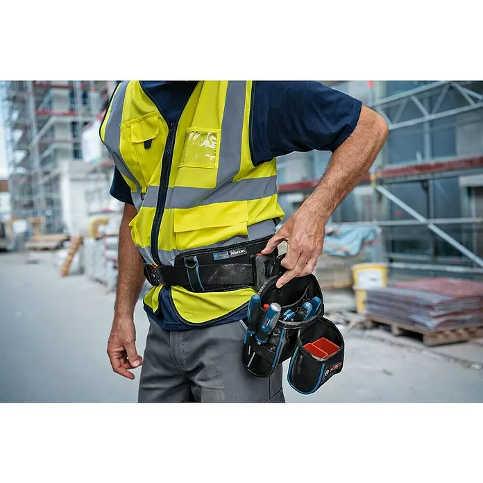 Bosch Professional Befestigungselement ProClick Holder - Passend für: Bosch Professional ProClick Gürteltaschen - Nahaufnahme eines Mannes mit einem Bosch ProClick Werkzeuggürtel, ideal zur Aufbewahrung von Werkzeugen und Zubehör bei der Arbeit.