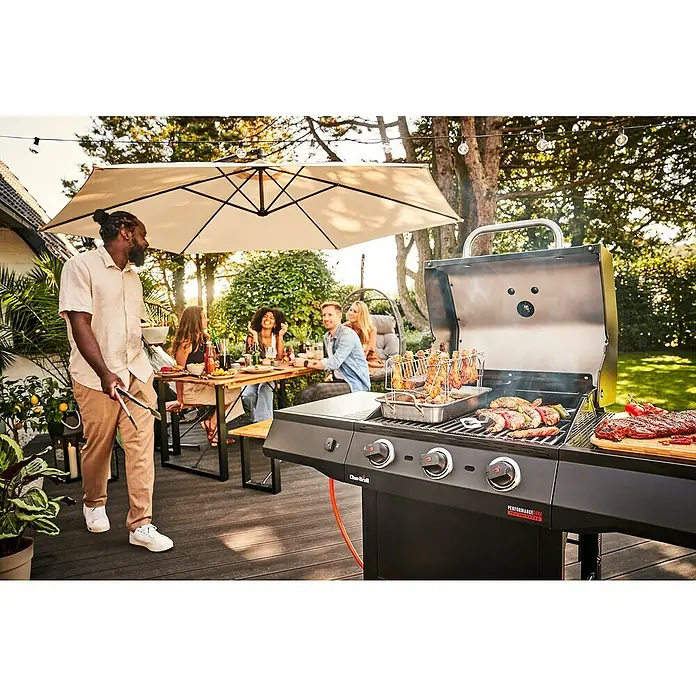 Char-Broil Gasgrill Performance Core B3 Cart - Grillfläche (B x T): 54,3 x 43,5 cm, 7,91 kW, Anzahl Brenner: 3 - Grillparty im Garten mit einem Char-Broil Gasgrill, der mit leckeren Speisen wie Hähnchen und Steaks bestückt ist. Eine Gruppe von Freunden genießt das Essen.