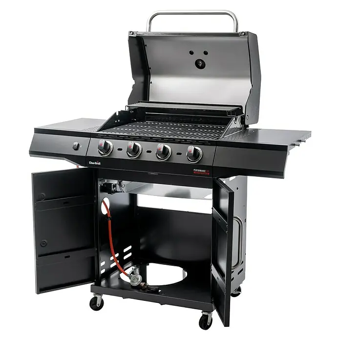 Char-Broil Gasgrill Performance Core B4 - Grillfläche (B x T): 63 x 43,5 cm, 8,68 kW, Anzahl Brenner: 4 - Ein offener Gasgrill mit vier Brennern, einem schwarzen Gehäuse und einem Edelstahlgriff. Der Grill ist fahrbar und hat eine Fronttür.