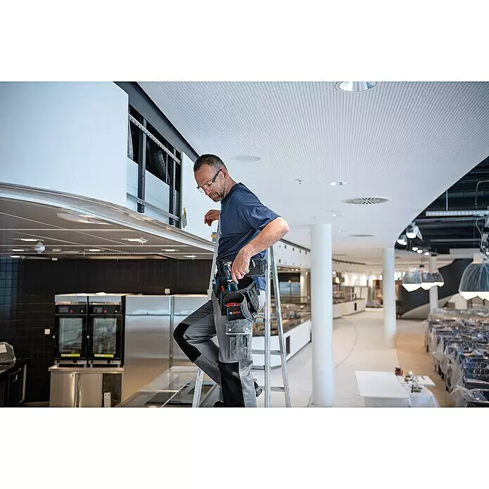 Bosch Professional Werkzeug-Gürteltasche GWT 2 - 200 x 150 x 200 mm - Handwerker nutzt Bosch ProClick Werkzeuggürtel mit Bohrschrauber bei Arbeiten auf einer Leiter in einem Innenraum.