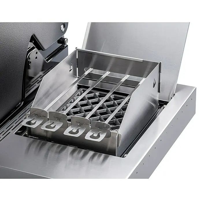 Char-Broil Windschutz Sear Burner - Edelstahl, Passend für: Sear Burner der Char-Broil Professional Pro Serie - Nahaufnahme eines Edelstahl-Grills mit Spießen, ideal zum Grillen von Fleisch und Gemüse. Das Zubehör sorgt für optimales Grillerlebnis.