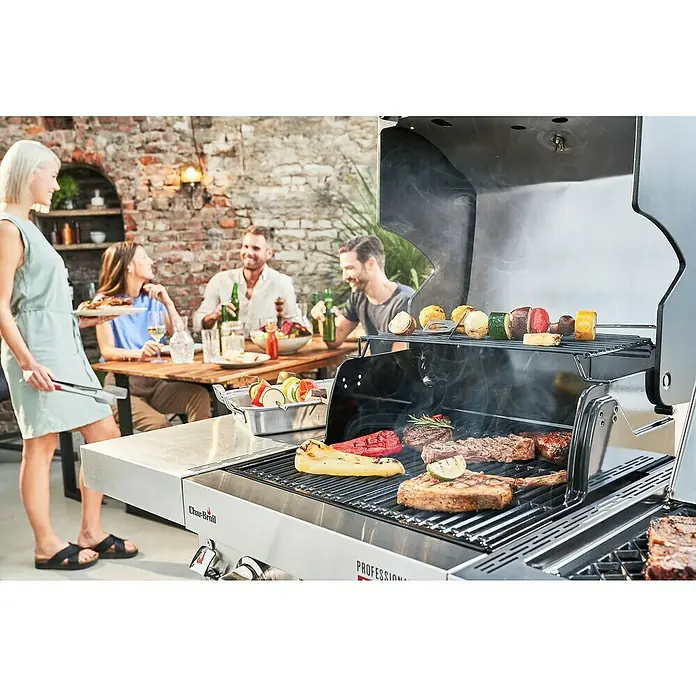 Char-Broil Gasgrill Professional Pro S2 - Anzahl Brenner: 2 - Ein Char-Broil Gasgrill in Aktion, mit saftigen Steaks und Gemüse, während Freunde im Hintergrund eine entspannte Gartenparty genießen.