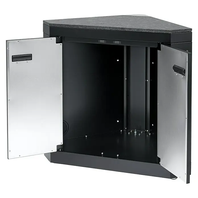 Char-Broil Outdoorküchen-Modul Ultimate - Schwarz, B x T x H: 97 x 55 x 90 cm, Granit - Aufnahme eines Eckschranks mit zwei geöffneten Türen. Dieser robuste Eckschrank bietet praktischen Stauraum und ist eine attraktive Ergänzung.