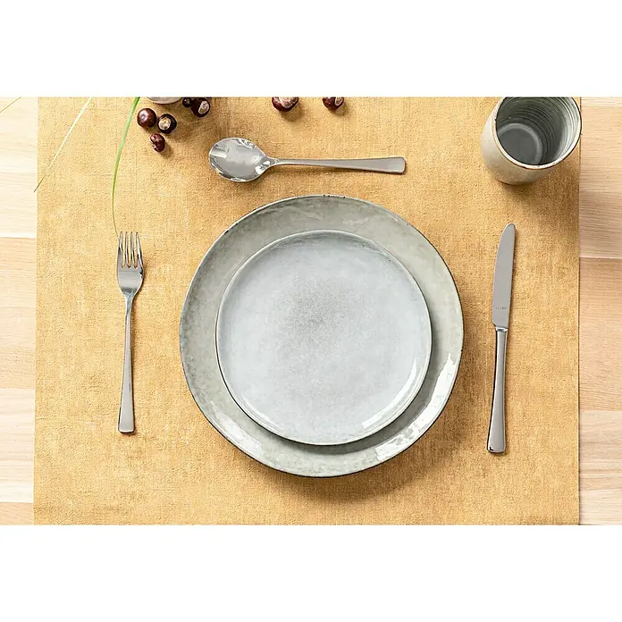 Teller Tabo - 1 Stk., Ø x H: 20,5 x 2 cm, Keramik, Grau - Nahaufnahme einer elegant gedeckten Tafel mit Tellern, Besteck und einer Tasse, die ein stilvolles Esserlebnis verspricht.